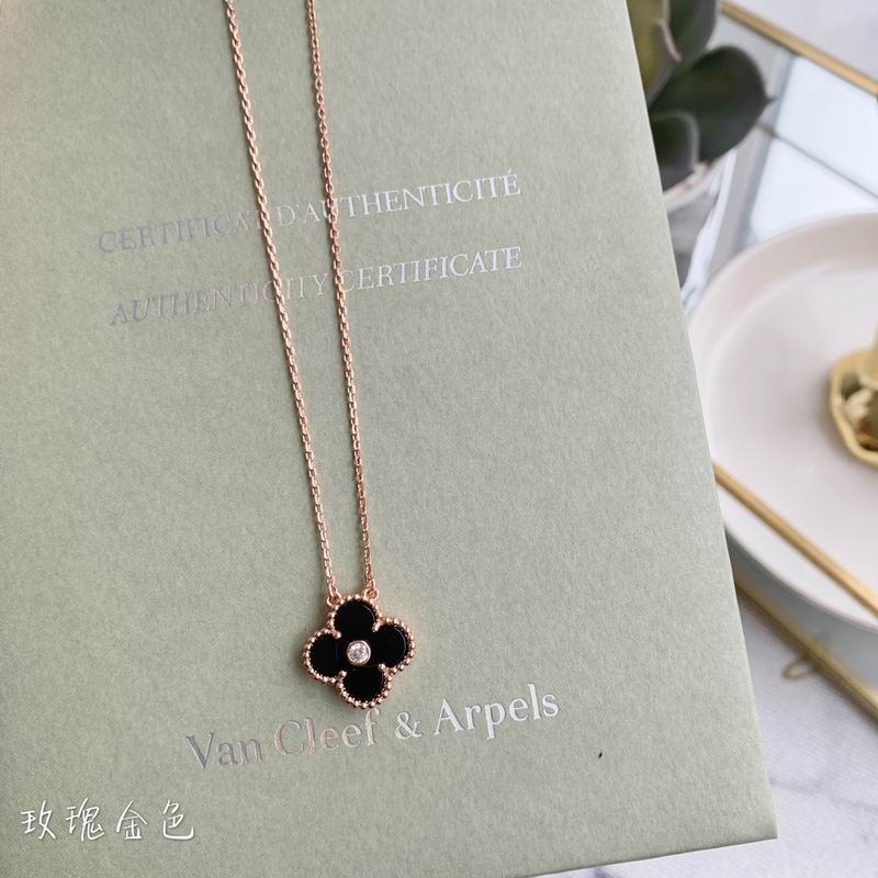 Van Cleef & Arpels necklace 07yxh01 (1)