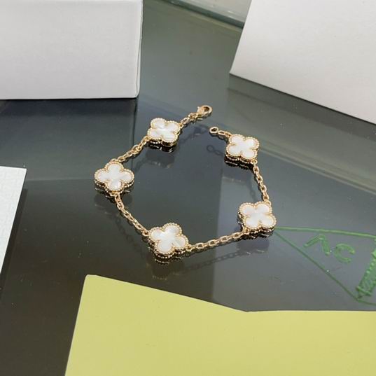 Van Cleef & Arpels bracelet 07lyh35 (1)