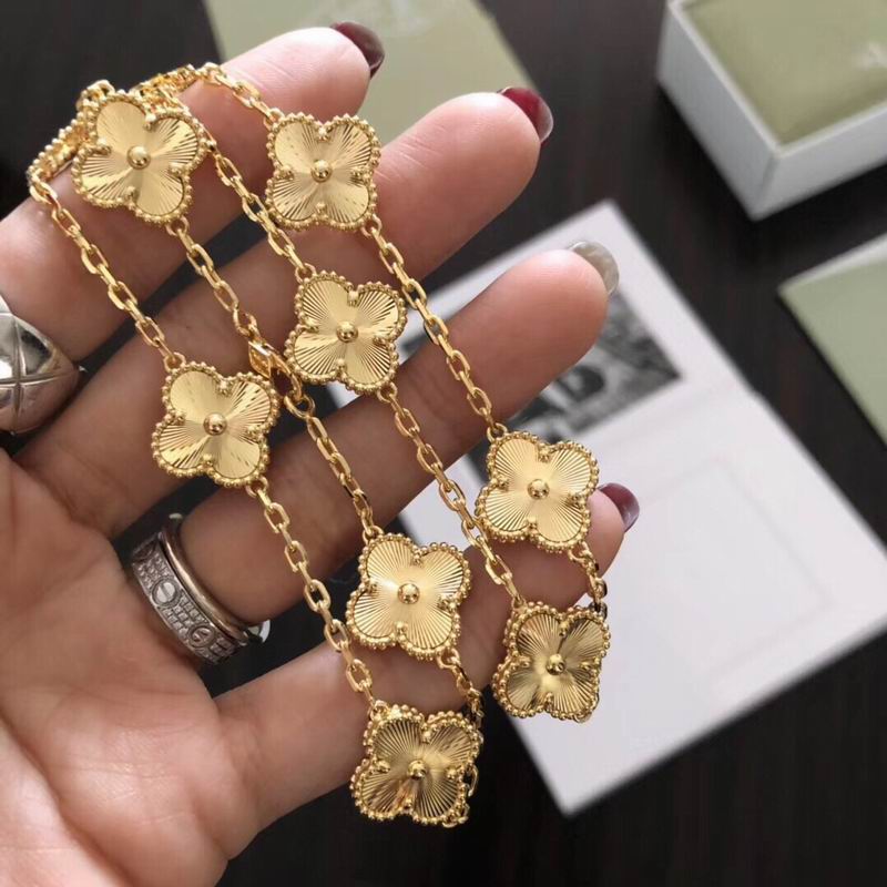 Van Cleef & Arpels necklace 06yxh01 (1)