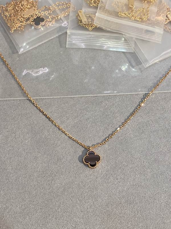 Van Cleef & Arpels necklace 03lyh61 (1)