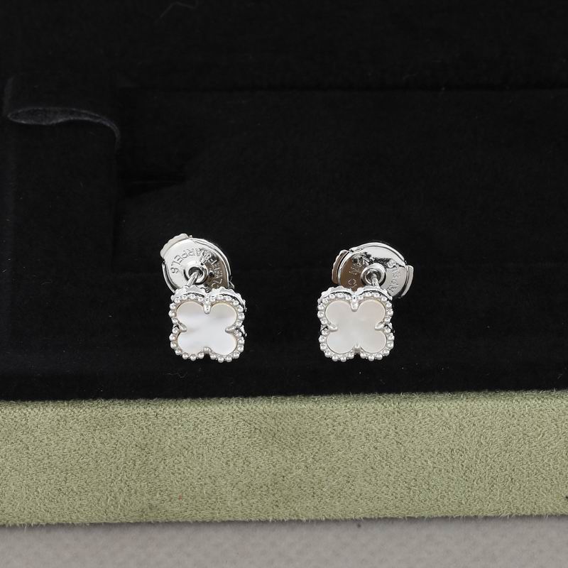 Van Cleef & Arpels earring 05yxh08 (1)