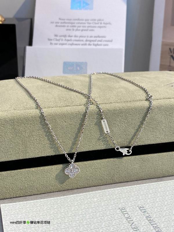 Van Cleef & Arpels necklace 03lyh44 (1)