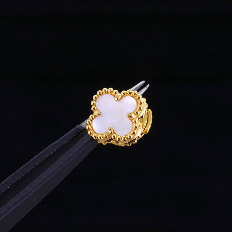 Van Cleef & Arpels earring 05yxh08 (1)