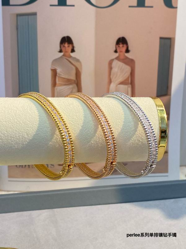 Van Cleef & Arpels bracelet 03lyh46 (1)