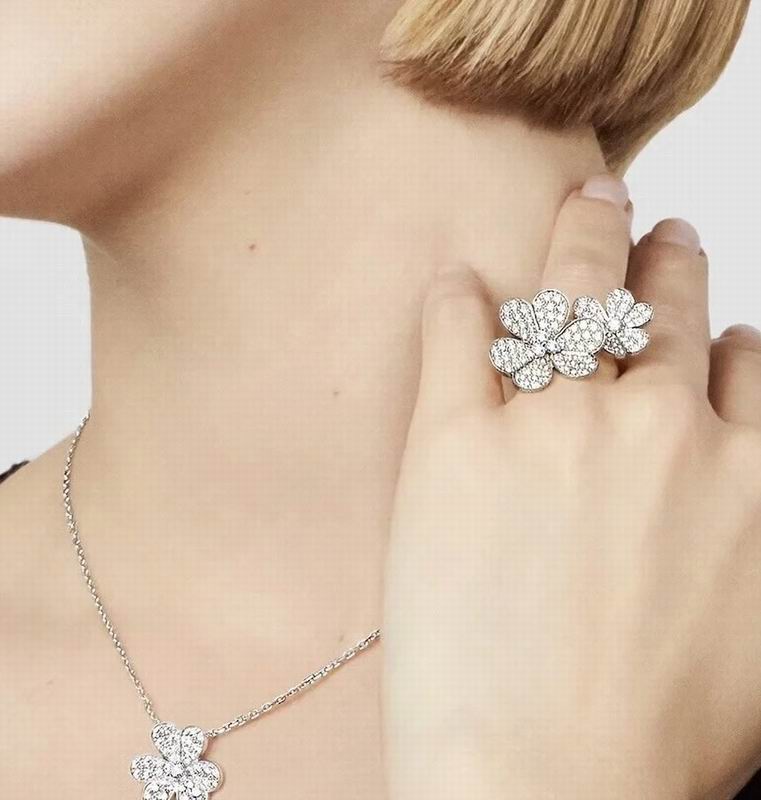 Van Cleef & Arpels ring 04yxh01 (1)