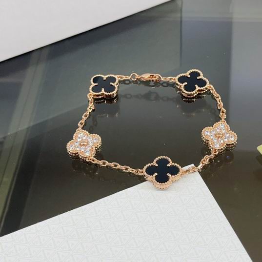 Van Cleef & Arpels bracelet 07lyh35 (1)