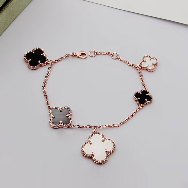 Van Cleef & Arpels bracelet 07yxh01 (1)
