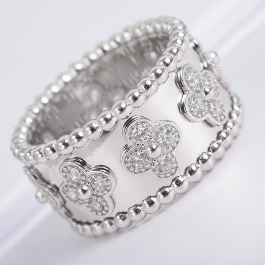 Van Cleef & Arpels ring 12lyh16 (1)
