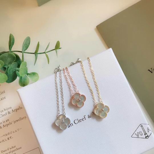 Van Cleef & Arpels necklace 04lyh26 (1)