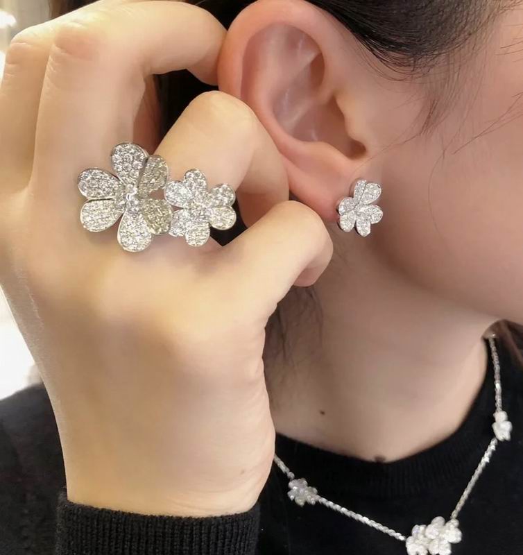 Van Cleef & Arpels ring 04yxh01 (1)