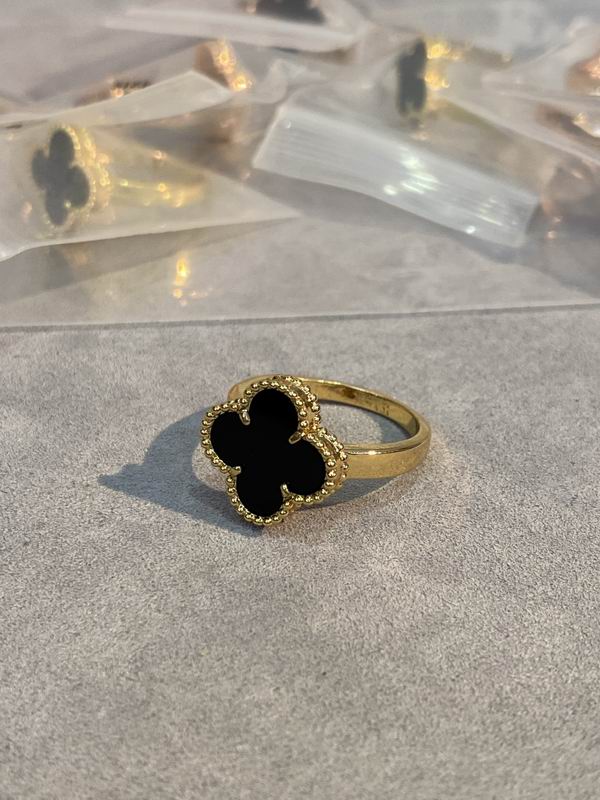 Van Cleef & Arpels ring 03lyh28 (1)