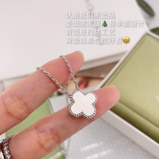 Van Cleef & Arpels necklace 12lyh39 (1)