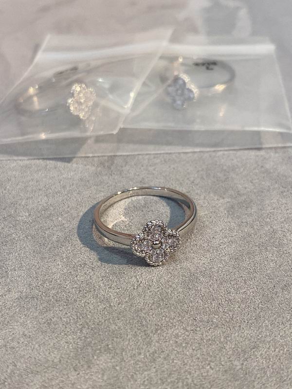 Van Cleef & Arpels ring 03lyh28 (1)
