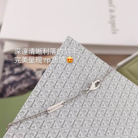 Van Cleef & Arpels necklace 12lyh39 (1)