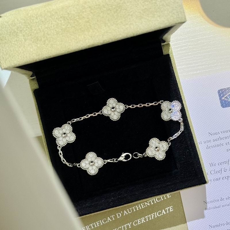 Van Cleef & Arpels bracelet 06yxh01 (1)