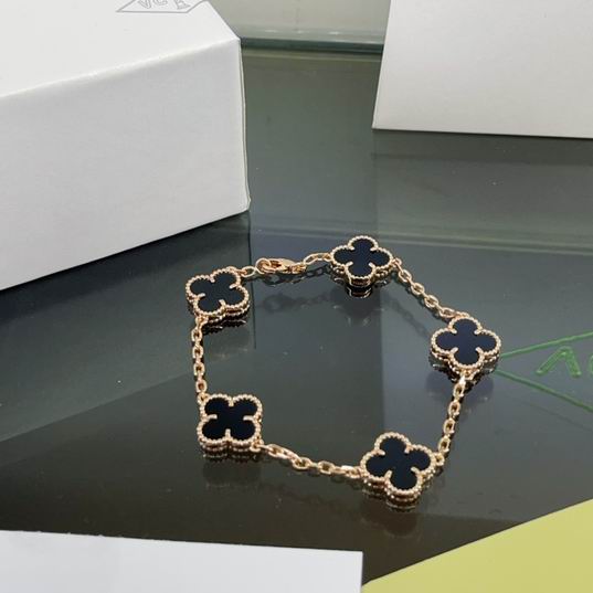 Van Cleef & Arpels bracelet 07lyh35 (1)