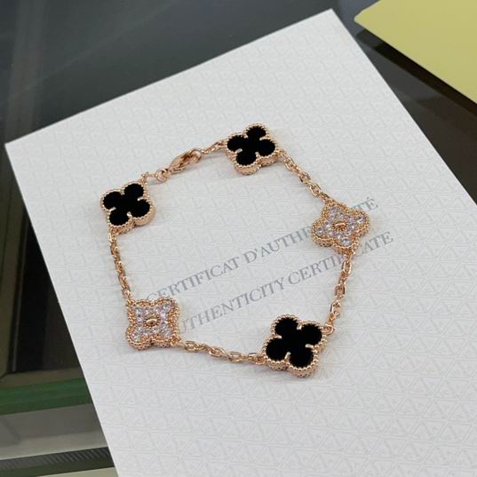 Van Cleef & Arpels bracelet 07lyh35 (1)