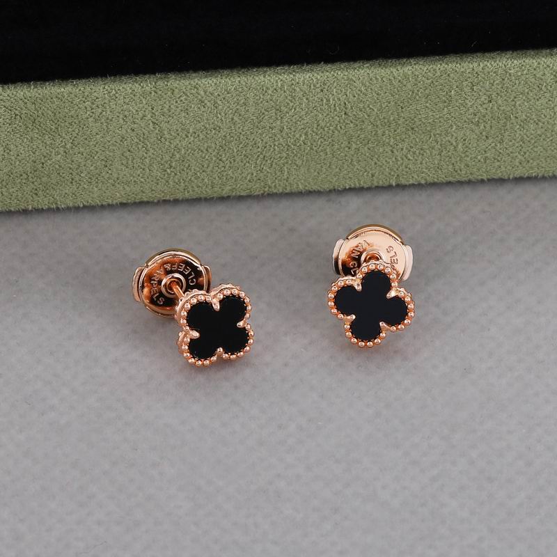 Van Cleef & Arpels earring 05yxh07 (1)