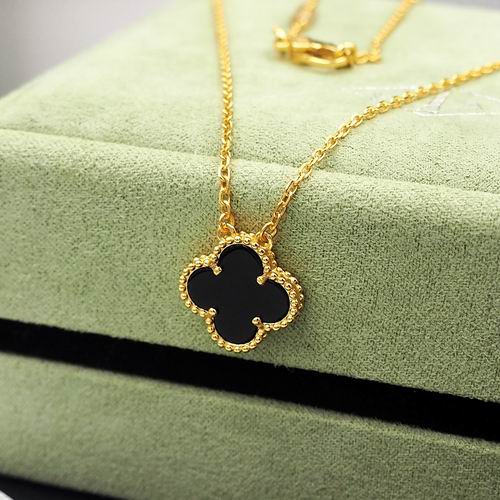 Van Cleef & Arpels necklace 12lyh38 (1)