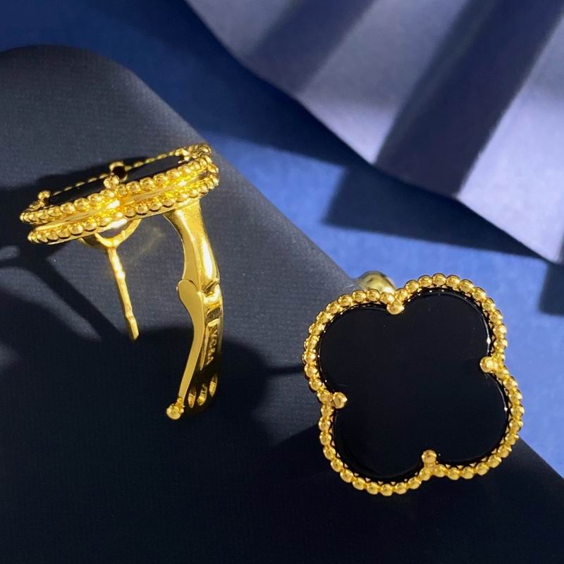 Van Cleef & Arpels earring 05yxh01 (1)