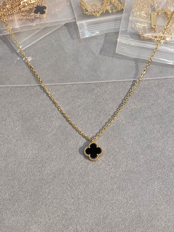 Van Cleef & Arpels necklace 03lyh61 (1)