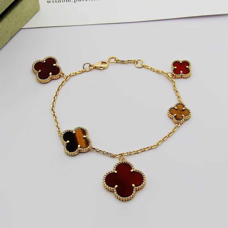 Van Cleef & Arpels bracelet 07yxh01 (1)