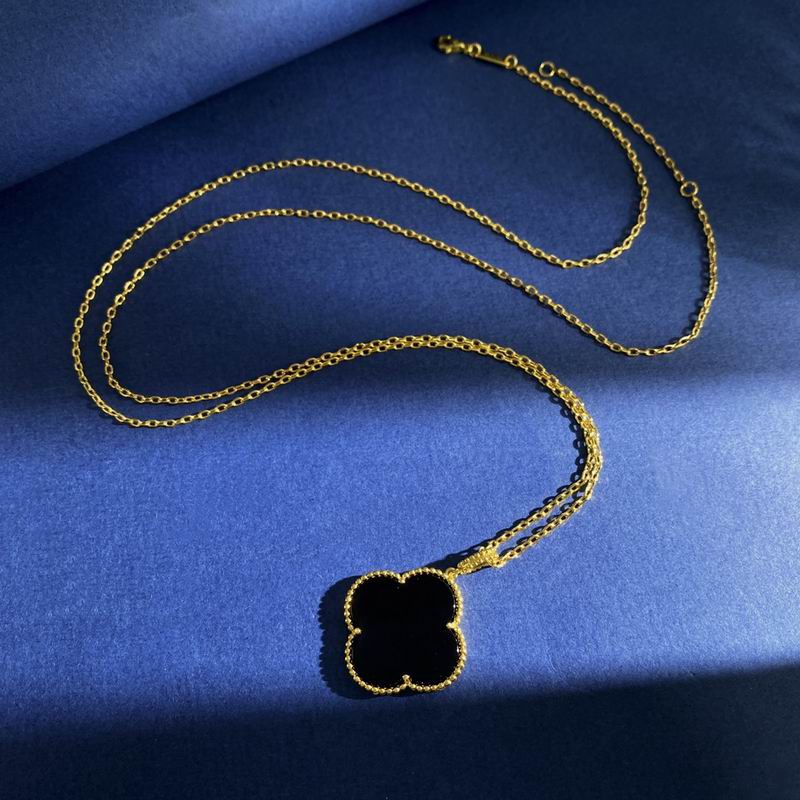 Van Cleef & Arpels necklace 05yxh01 (1)