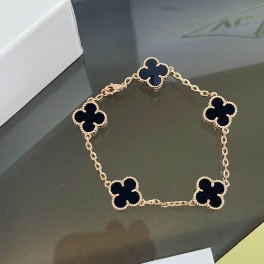 Van Cleef & Arpels bracelet 07lyh35 (1)
