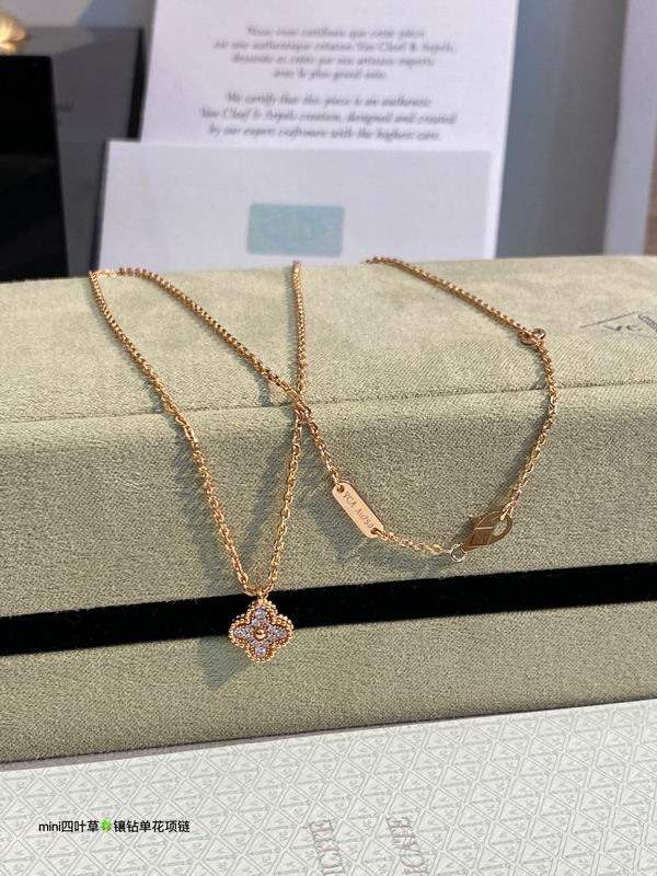 Van Cleef & Arpels necklace 03lyh44 (1)