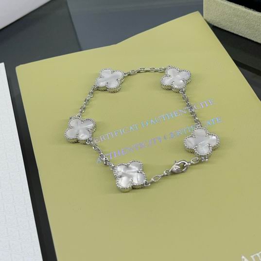 Van Cleef & Arpels bracelet 07lyh35 (1)