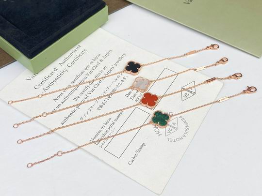 Van Cleef & Arpels bracelet 05lyh33 (1)