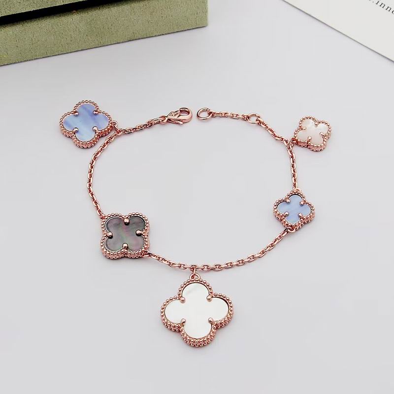 Van Cleef & Arpels bracelet 07yxh01 (1)