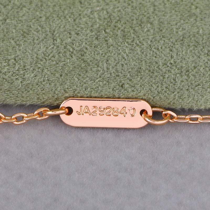 Van Cleef & Arpels necklace 05yxh02 (1)
