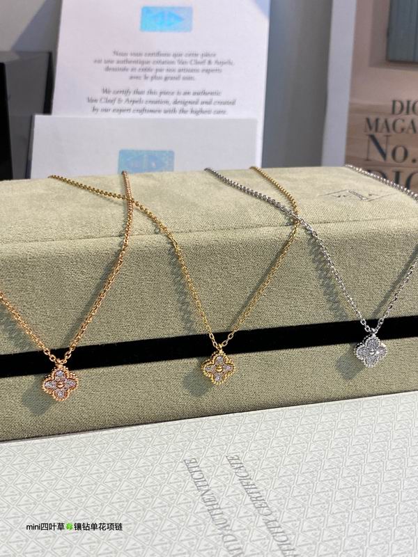Van Cleef & Arpels necklace 03lyh44 (1)