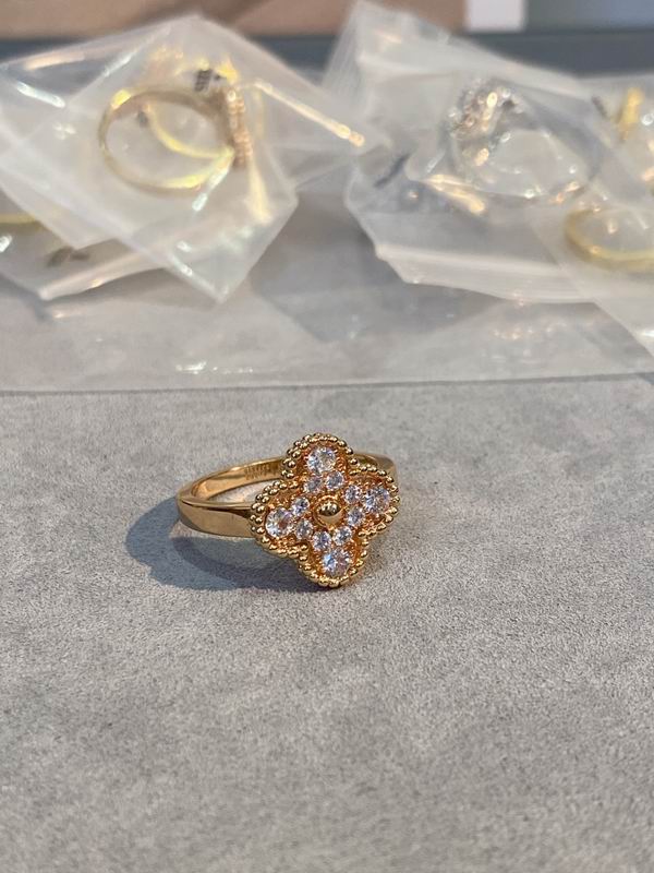 Van Cleef & Arpels ring 03lyh28 (1)