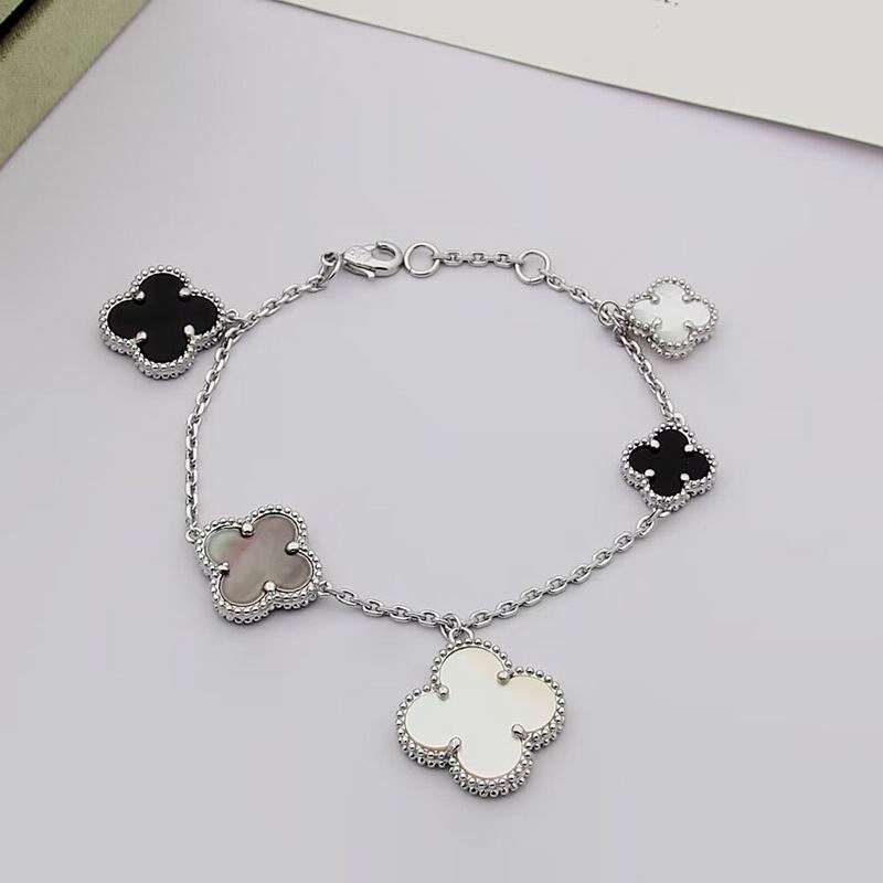 Van Cleef & Arpels bracelet 07yxh01 (1)
