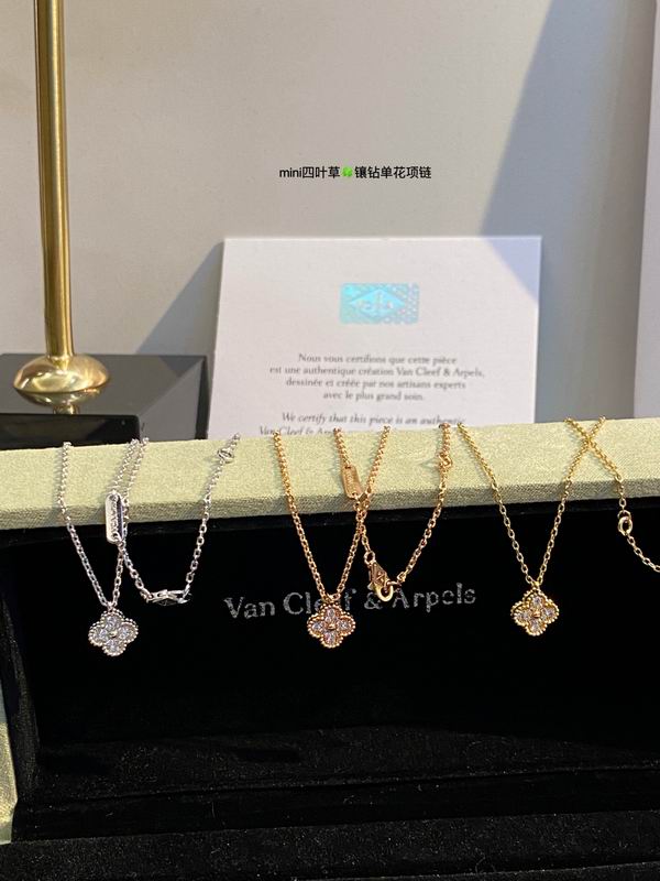 Van Cleef & Arpels necklace 03lyh44 (1)