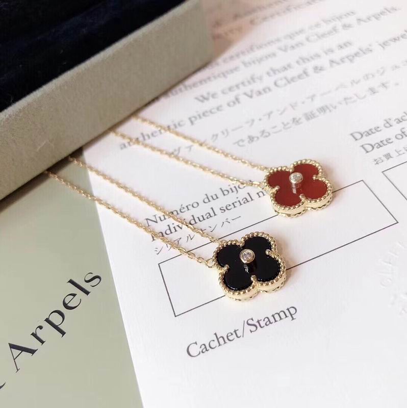 Van Cleef & Arpels necklace 05yxh03 (1)