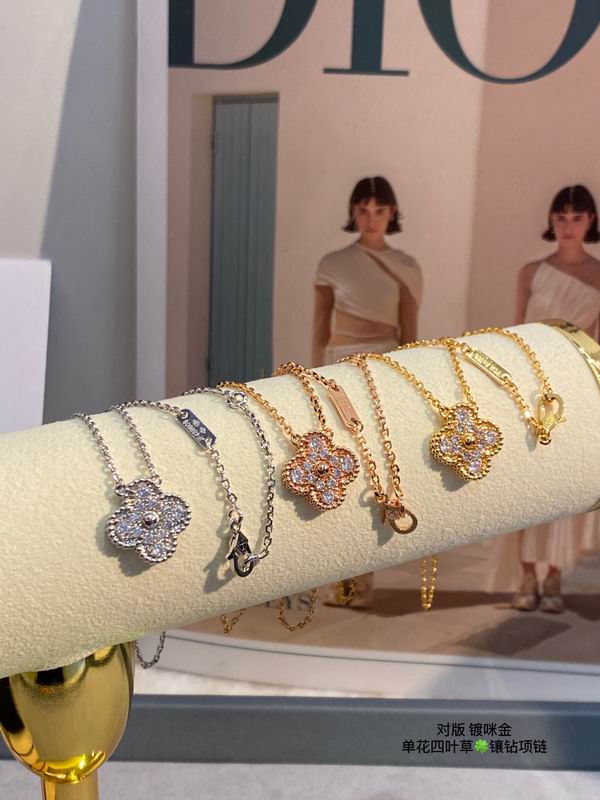 Van Cleef & Arpels necklace 03lyh50 (1)