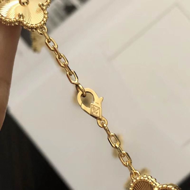 Van Cleef & Arpels necklace 06yxh01 (1)