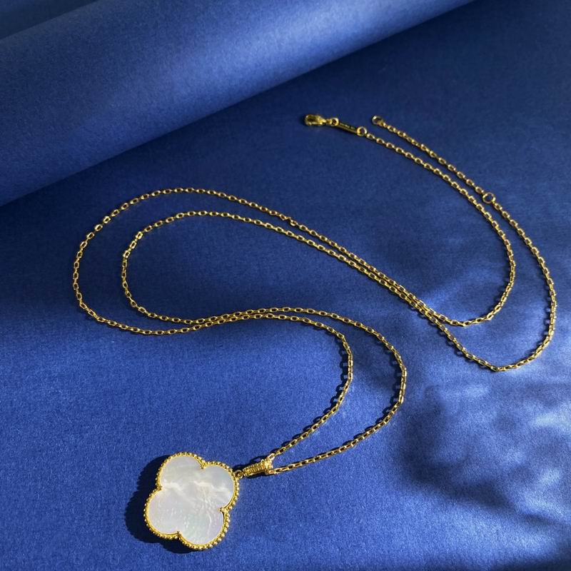 Van Cleef & Arpels necklace 05yxh01 (1)