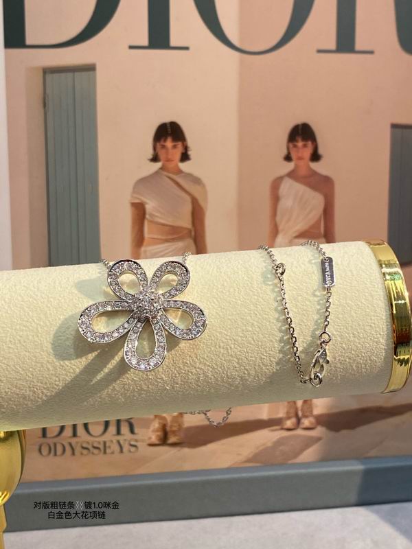 Van Cleef & Arpels necklace 03lyh53 (1)