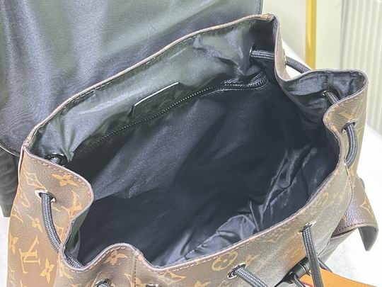 Christopher M46699 38x44x21cm ss (1)