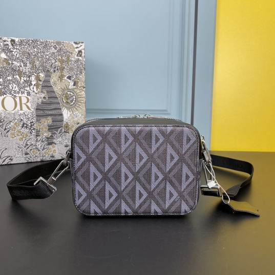 Dior 7017 17x12.5x5cm ww (1)