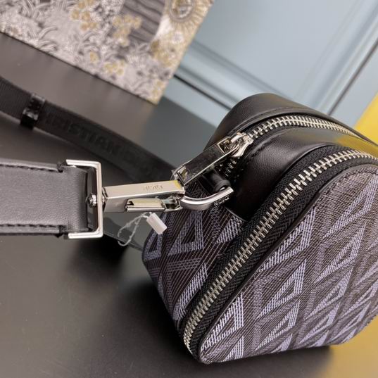 Dior 7017 17x12.5x5cm ww (1)