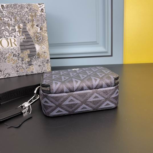 Dior 7017 17x12.5x5cm ww (1)