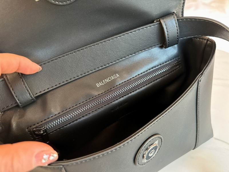 Balenciaga down 28x16cm CN (1)