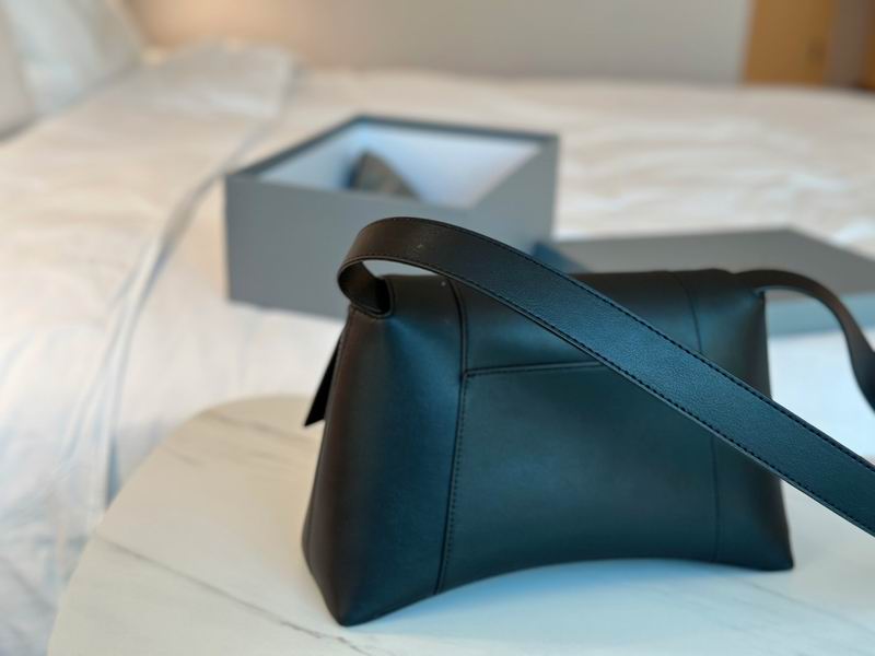Balenciaga down 28x16cm CN (1)