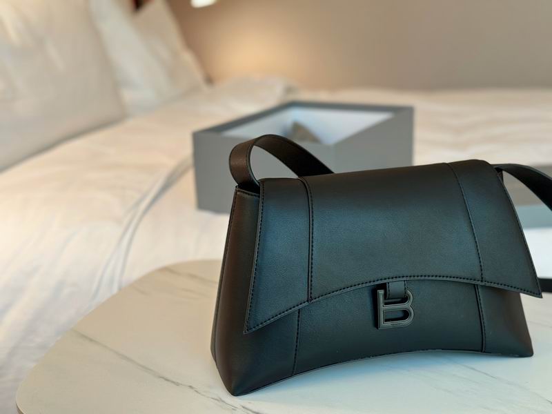 Balenciaga down 28x16cm CN (1)