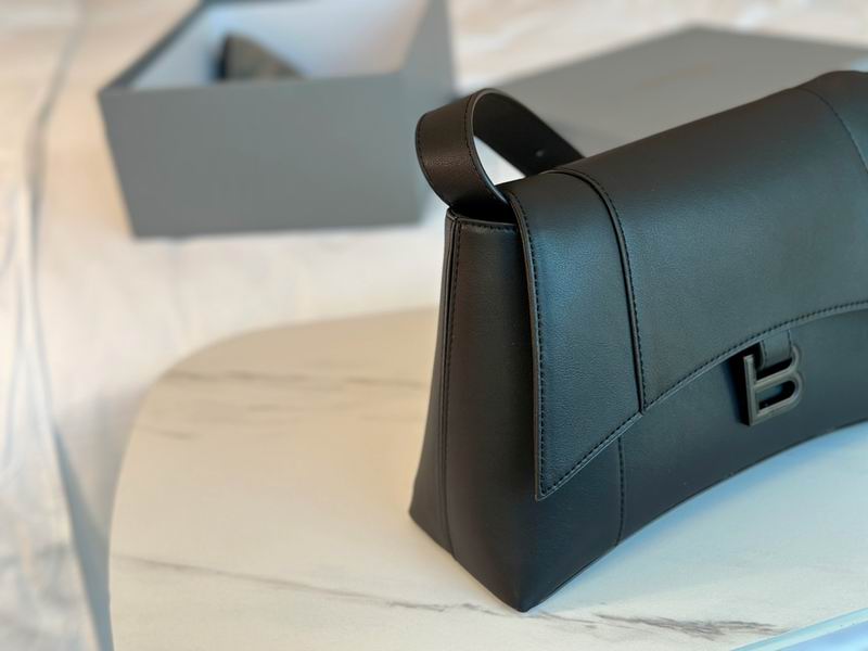 Balenciaga down 28x16cm CN (1)